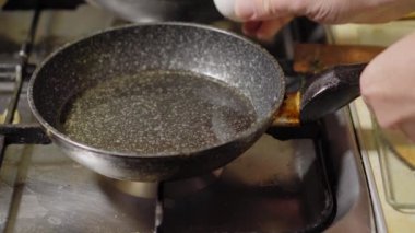 Bir adam kahvaltıya omlet hazırlıyor, yakın plan.