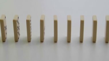 Ağır çekimde düşen domino taşları.