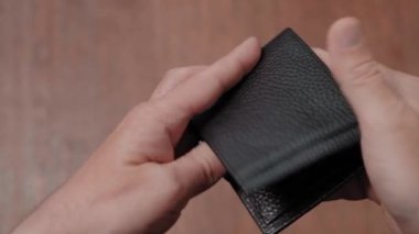 Boş bir iş adamının çantasında bir dolar. İflas ve Yoksulluk Konsepti, kapatın.