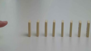 Ağır çekimde düşen domino taşları.