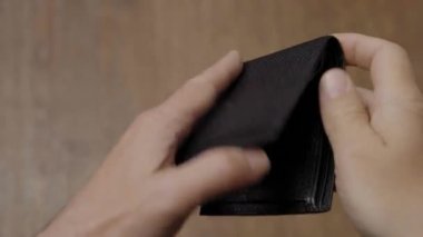 Bir iş adamının elinde boş deri cüzdan, yakın plan. İflas kavramı