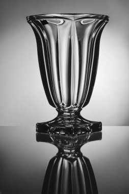 çiçek vazo izole beyaz arka plan üzerinde