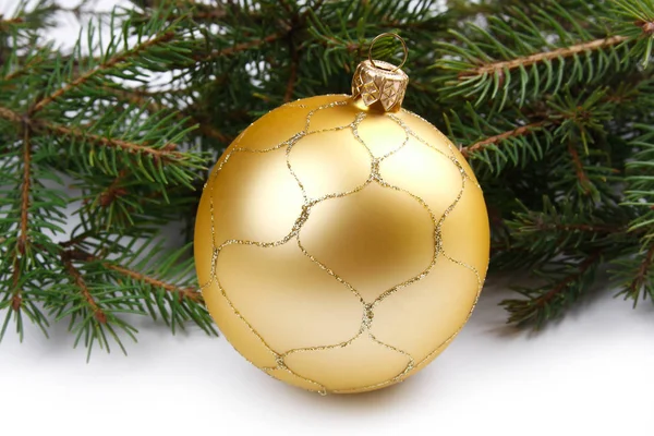 Рождественская игрушка и елка на белом фоне — стоковое фото