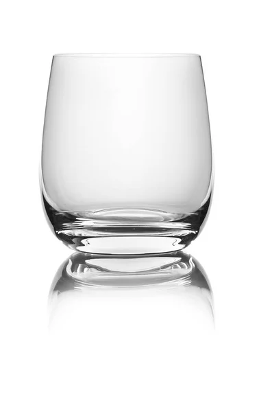 Стакан для виски пустой на белом фоне — стоковое фото