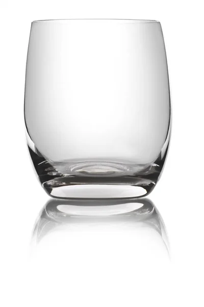 Стакан для виски пустой на белом фоне — стоковое фото