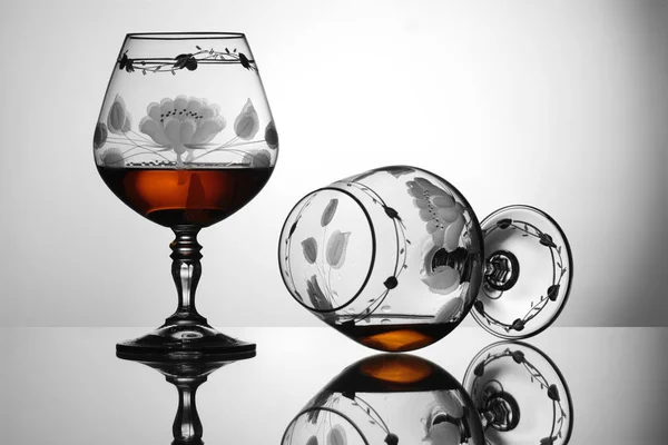 Occhiali con cognac — Foto Stock