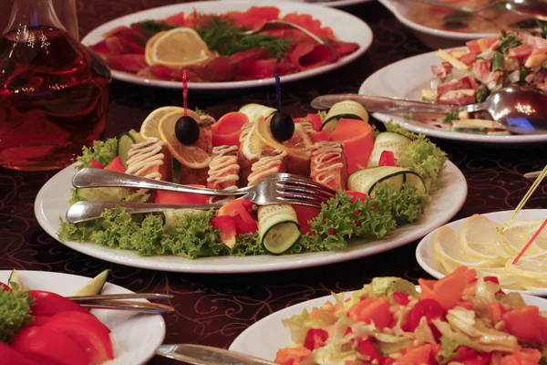 Їжа м'ясо з овочами на столі — стокове фото