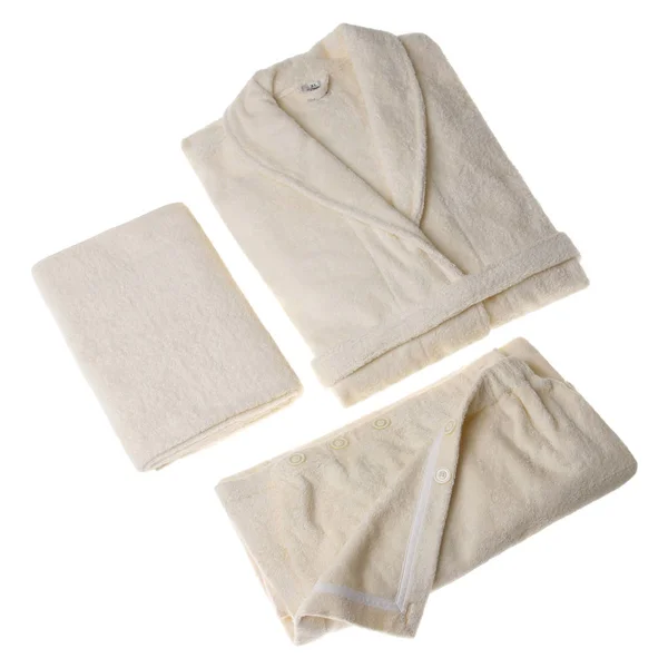 Conjunto de roupões de banho e toalha no fundo branco — Fotografia de Stock