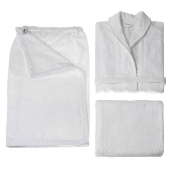 Conjunto de roupões de banho e toalha no fundo branco — Fotografia de Stock