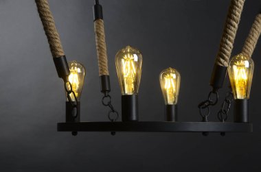 siyah arka plan üzerine izole avize (loft tarzı)