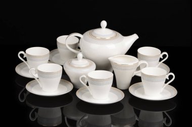 Siyah arkaplanda çay seti