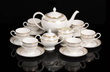 Siyah arkaplanda çay seti