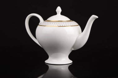 siyah arka plan üzerine izole çaydanlık