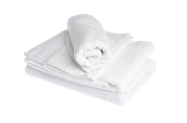Beyaz arka plan üzerinde izole beyaz havlu
