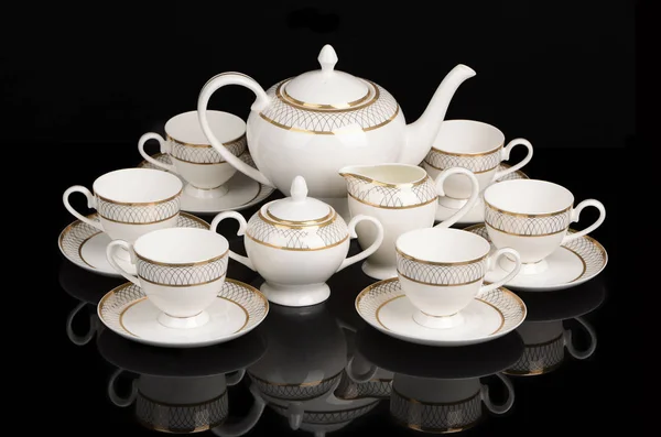 Siyah arkaplanda çay seti