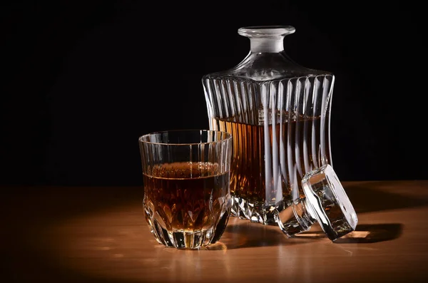 Decantor și sticlă cu whisky pe masă — Fotografie, imagine de stoc