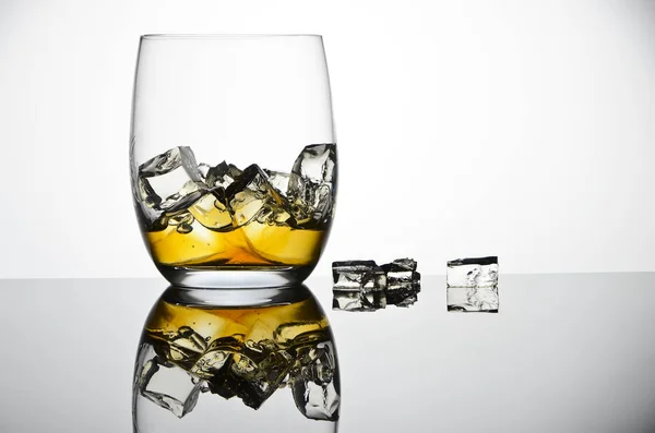 Szkło z whisky i lodu — Zdjęcie stockowe
