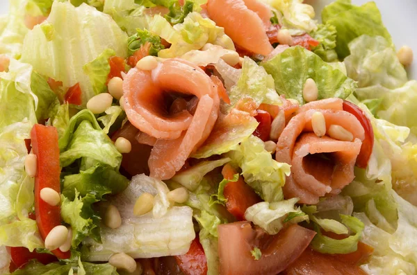 Салат с рыбой лосось и овощи — стоковое фото