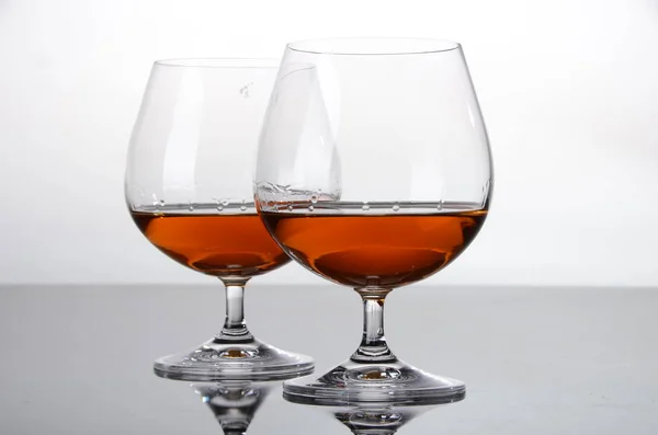 Dwie szklanki z koniakiem — Zdjęcie stockowe
