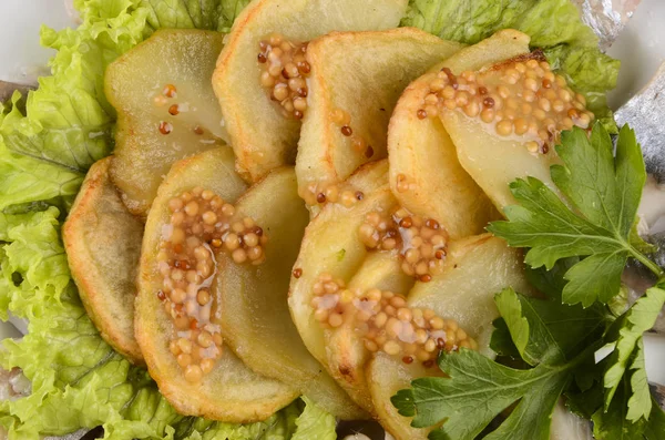 Жареная картошка с зеленым салатом — стоковое фото