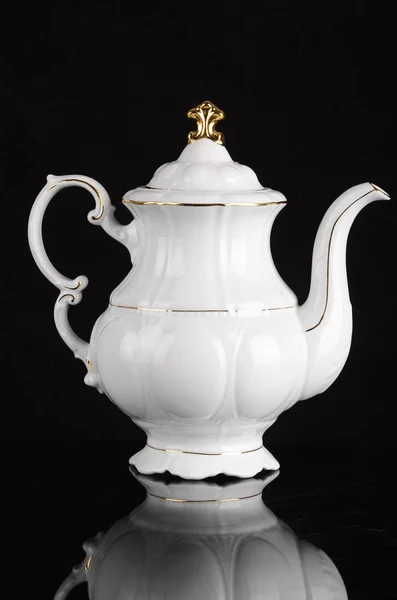 siyah arka plan üzerine izole çaydanlık