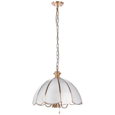 Beyaz arkaplanda izole edilmiş avize