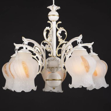 Beyaz arkaplanda izole edilmiş avize