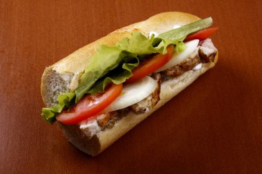 tablo üzerinde tavuk sandviç