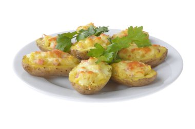 Beyaz arka plan üzerinde izole peynirli patates