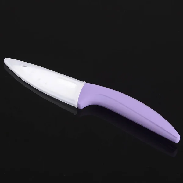 Керамический нож изолирован — стоковое фото
