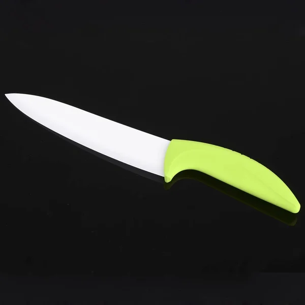 Cuchillo cerámico aislado — Foto de Stock