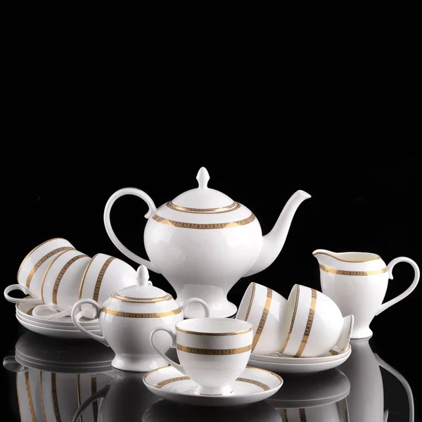 Set de thé vide isolé sur fond noir — Photo