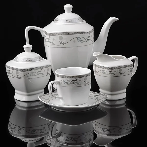 Tee-Set leer isoliert auf schwarzem Hintergrund — Stockfoto