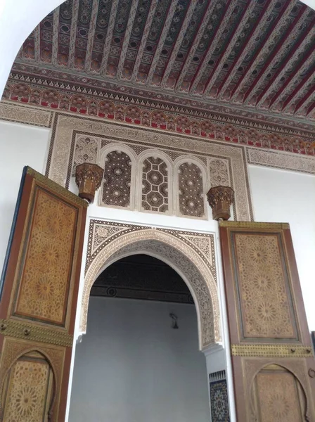 Scolpito Legno Dipinto Bellissimo Soffitto Antico Palazzo Nella Città Marrakech — Foto Stock