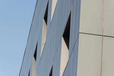 Geometrik renkli bina cephesi elementleri, beyaz, mavi, gri renklerin soyut arkaplan ve dokusu için ışık fişeği ve yansıması olan uçaklar, çizgiler ve köşeler. Metin için yer