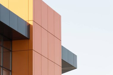 Bina cephesinin geometrik renk unsurları uçaklar, çizgiler, röfleli köşeler ve soyut bir arkaplan ve gri, turuncu renklerin dokusu için yansımalar. Metin için yer