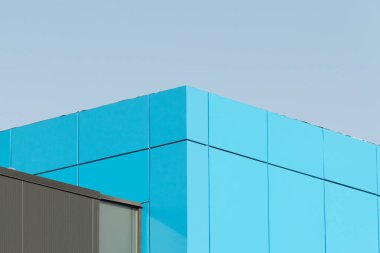 Geometrik renkli bina cephesi elementleri, beyaz, mavi, gri renklerin soyut arkaplan ve dokusu için ışık fişeği ve yansıması olan uçaklar, çizgiler ve köşeler. Metin için yer