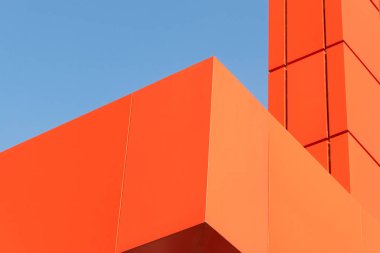 Geometrik renkli bina cephesi elementleri, beyaz, mavi, gri renklerin soyut arkaplan ve dokusu için ışık fişeği ve yansıması olan uçaklar, çizgiler ve köşeler. Metin için yer