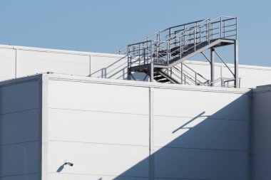 Geometrik renkli bina cephesi elementleri, beyaz, mavi, gri renklerin soyut arkaplan ve dokusu için ışık fişeği ve yansıması olan uçaklar, çizgiler ve köşeler. Metin için yer