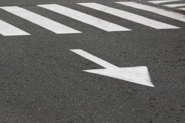 Hareket yönü ve yaya geçidi ile asfalt üzerinde yol işaretleri