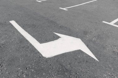 Hareket yönüyle birlikte asfalt üzerinde yol işaretleri