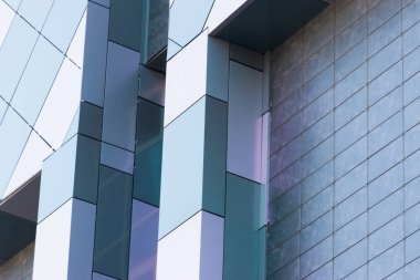 Bina cephesinin geometrik renk unsurları uçaklar, çizgiler, röfleli köşeler ve beyaz, turkuaz, mavi, gri renklerin soyut arkaplan ve dokusu için yansımalar. Metin için yer