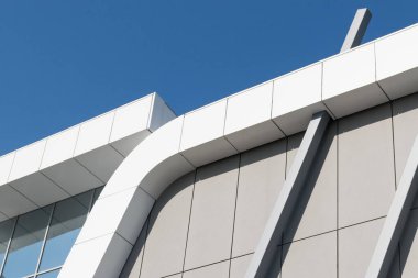 Bina cephesinin geometrik renk unsurları uçaklar, çizgiler, röfleli köşeler ve soyut arkaplan ve beyaz, gri, mavi renklerin dokusu için yansımalar. Metin için yer