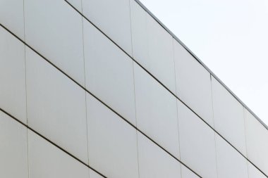 Geometrik renkli bina cephesi elementleri, beyaz, mavi, gri renklerin soyut arkaplan ve dokusu için ışık fişeği ve yansıması olan uçaklar, çizgiler ve köşeler. Metin için yer