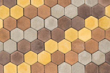 Paving levhaları, dikdörtgen taşları ve farklı renklerdeki kare şekiller, arka plan veya doku olarak ülkedeki yolları donatmak için desenler oluşturulmuştur.