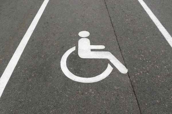 障害者用駐車スペース付きアスファルト上の道路標示 — ストック写真
