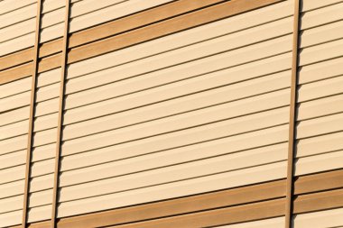 Bina cephesinin geometrik renk unsurları uçaklar, çizgiler, röfleli köşeler ve soyut arka plan ve kahverengi, turuncu, beyaz, renklerin dokusu için yansımalar. Metin için yer