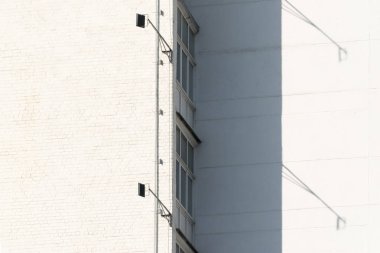 Geometrik renkli bina cephesi elementleri, beyaz, mavi, gri renklerin soyut arkaplan ve dokusu için ışık fişeği ve yansıması olan uçaklar, çizgiler ve köşeler. Metin için yer