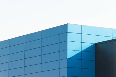 Geometrik renkli bina cephesi elementleri, beyaz, mavi, gri renklerin soyut arkaplan ve dokusu için ışık fişeği ve yansıması olan uçaklar, çizgiler ve köşeler. Metin için yer