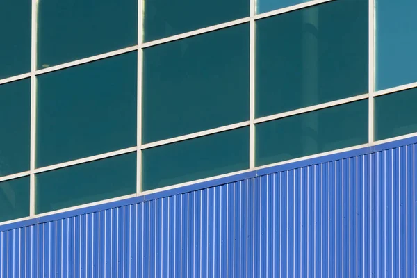 Üveg Átlátszó Ablakok Homlokzat Egy Modern Toronyház Iroda Vagy Kereskedelmi — Stock Fotó